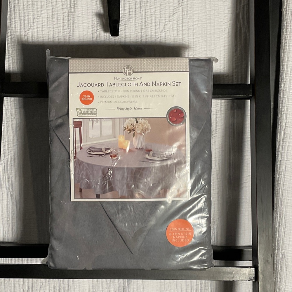 Huntington Home Jacquard Silver/Grey Tablecloth and Napkin Set